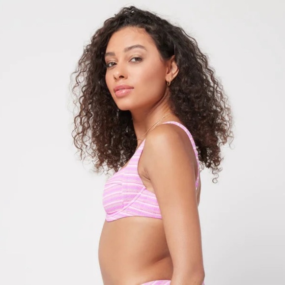 L Space Camellia Bikini Top in Electric Pique Stripe
Size small - Picture 5 of 7